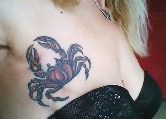 Krebs-Tattoo - Motiv eines Narben-Covers auf der Brust von Silke Plehn