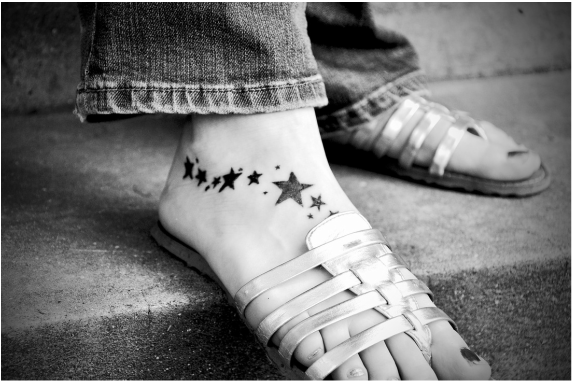 Tattoo: Reihe von Sternen auf dem Fußrücken