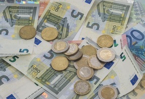 Geld: Euroscheine und Münzen